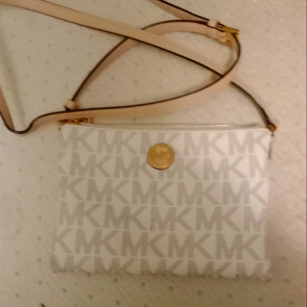 Michael Kors Shoulder purse  Like New, Never Used. Great Looking, Stylish.
